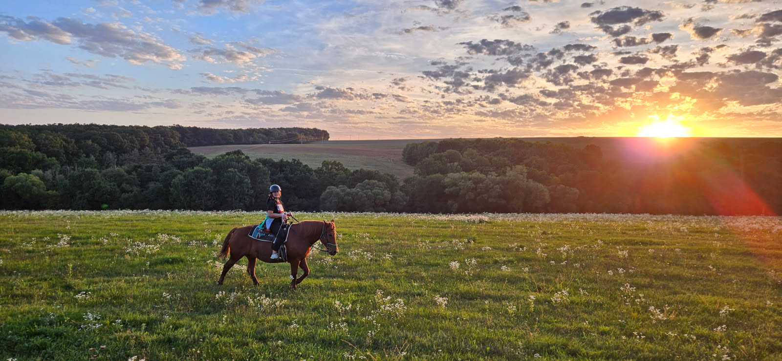 Západ slniečka z konského chrbta - vychádzka september 2025